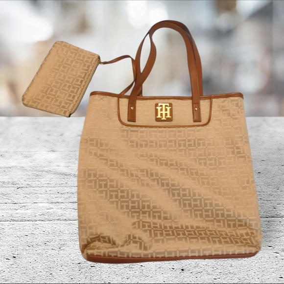 Tommy Hilfiger tote/purse/bag. - Picture 2 of 14